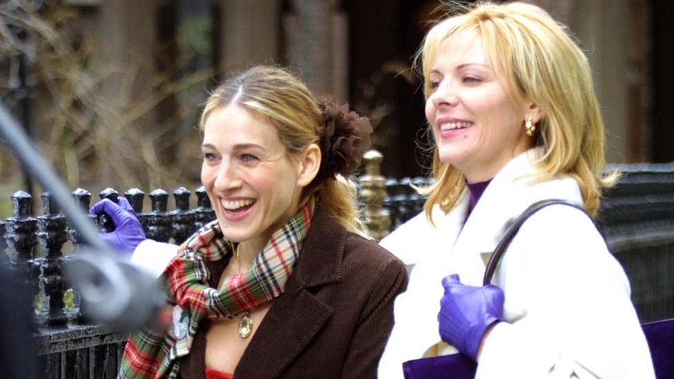 Sarah Jessica Parker and Kim Cattrall filming in 2001