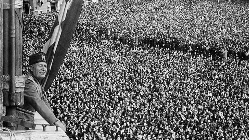 موسوليني يلقي خطبة في حشد من مؤيديه في روما عام 1936