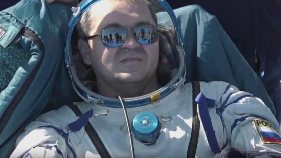 Олег Скрипочка вскоре после того, как спускаемый модуль космического корабля "Союз МС-15" благополучно приземлился в Казахстане, 17 апреля 2020 года