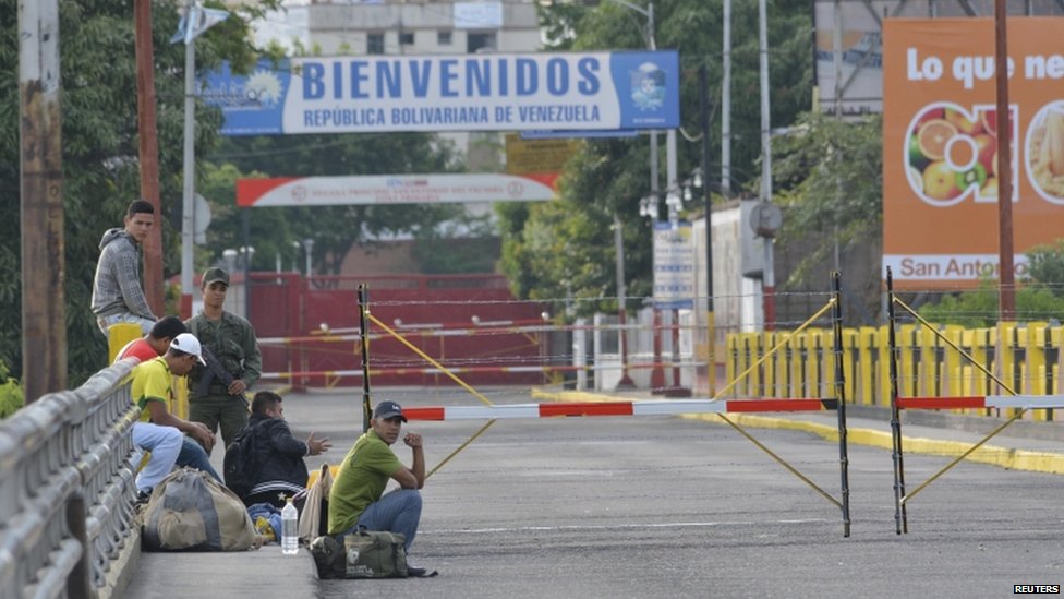 Венесуэльцы ждут на границе у международного моста Симона Боливара недалеко от города Кукута, Колумбия