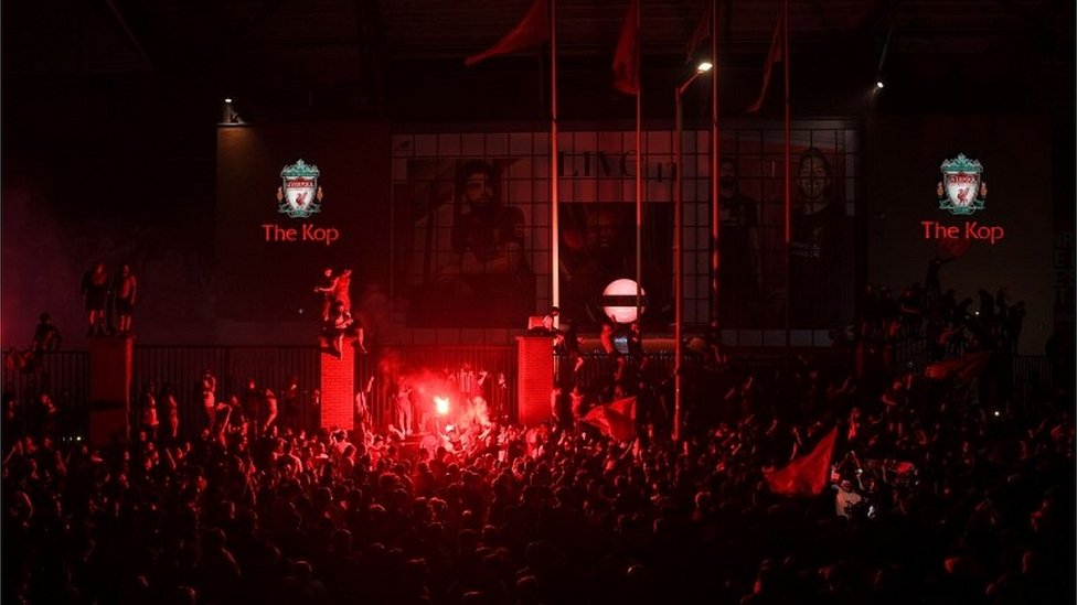 Liverpool FC: Ecstatic fans party on the streets - BBC News