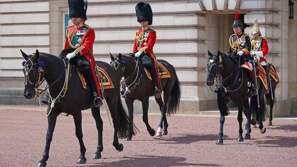 Čarls, Vilijam i Ana jašu na konjima ispred Bakingemske palate i kreću na Paradu čuvara konja
