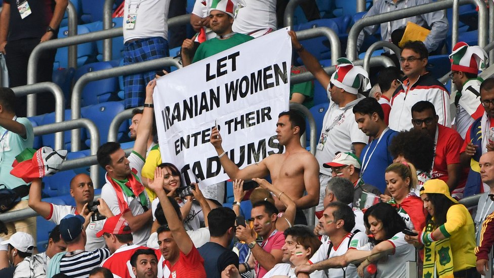 navijači na stadionu u iranu