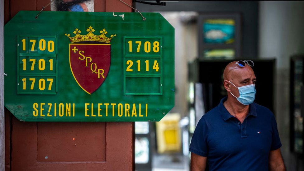 El referendo se iba a celebrar en marzo pero tuvo que ser aplazado por el coronavirus. Colegio electoral en Italia