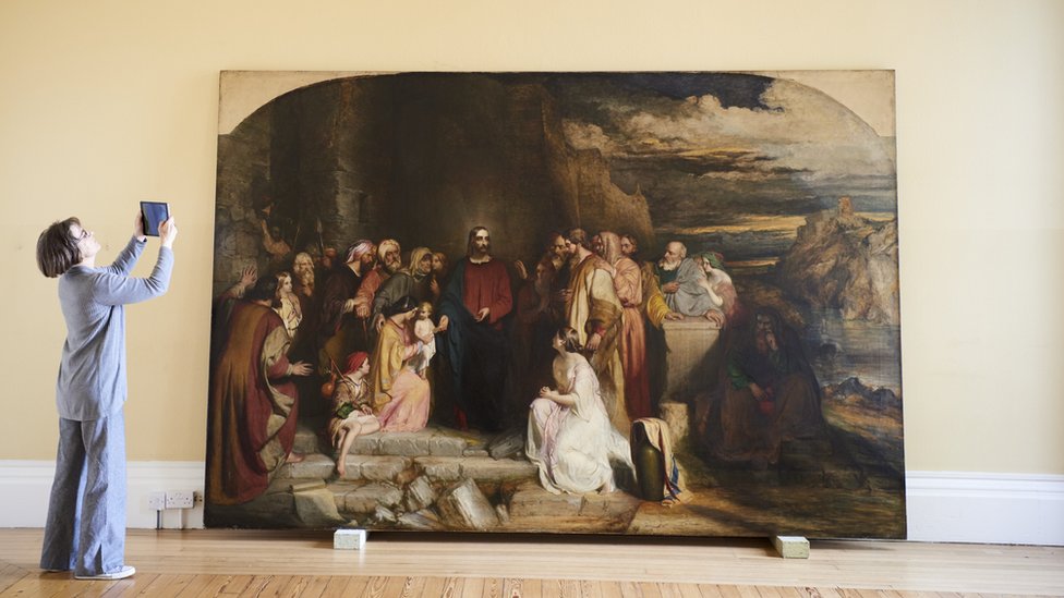 Empty gallery gives space to restore monumental painting