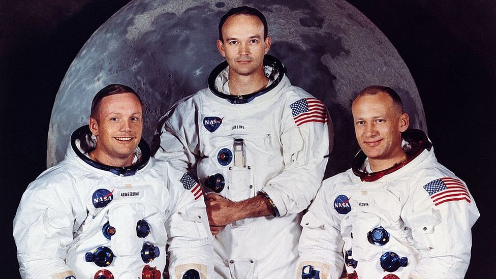 Neil Armstrong, Michael Collins y Edwin Aldrin Jr. en sus trajes espaciales en 1969.
