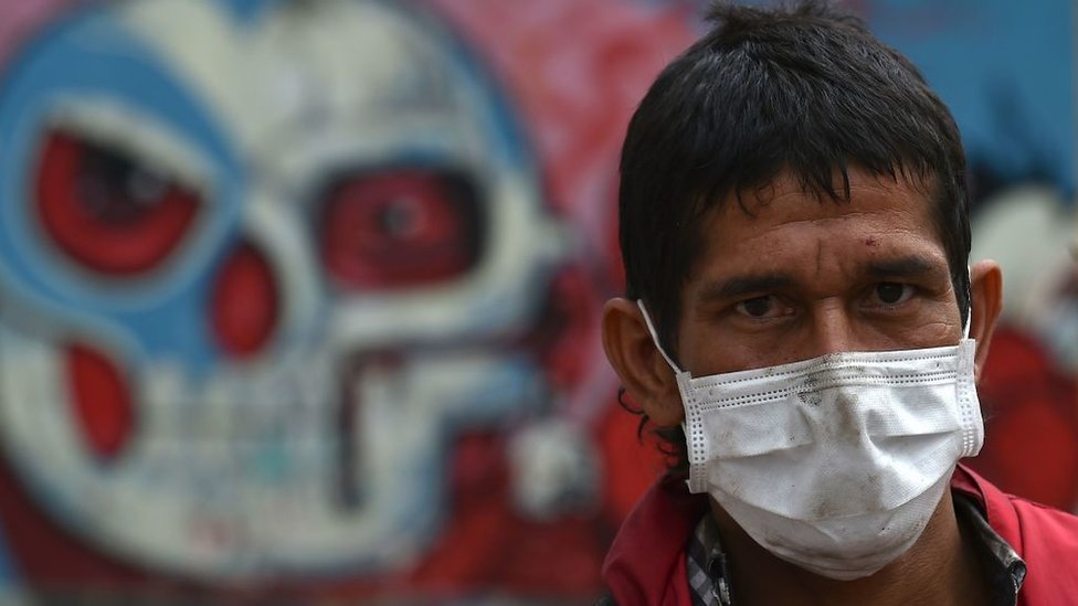 Hombre con máscara en Colombia