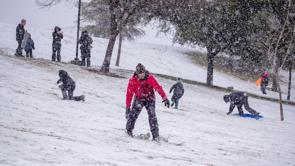 A snowboarder being a rad jerry in California