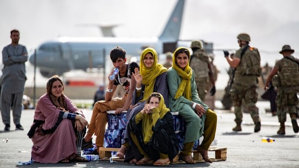 Kabil Havalimanı'nda binlerce kişi tahliye edilmeyi beklerken 'IŞİD tehdidi gerekçesiyle' güvenlik çemberi genişletildi