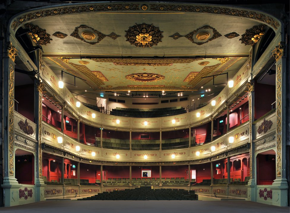 Зрительный зал Bristol Old Vic Theater