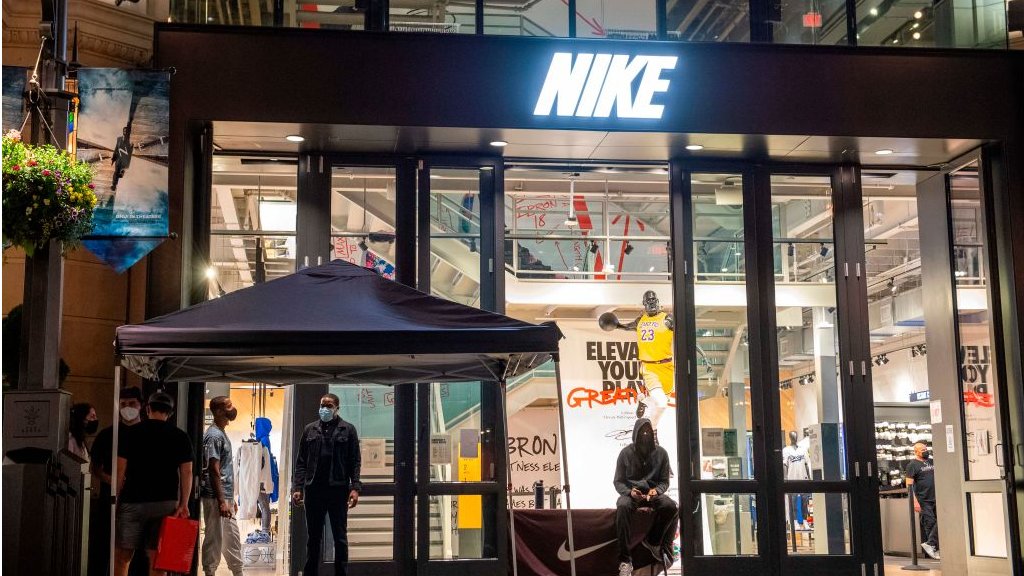 Nike exec quits after son's trainer 