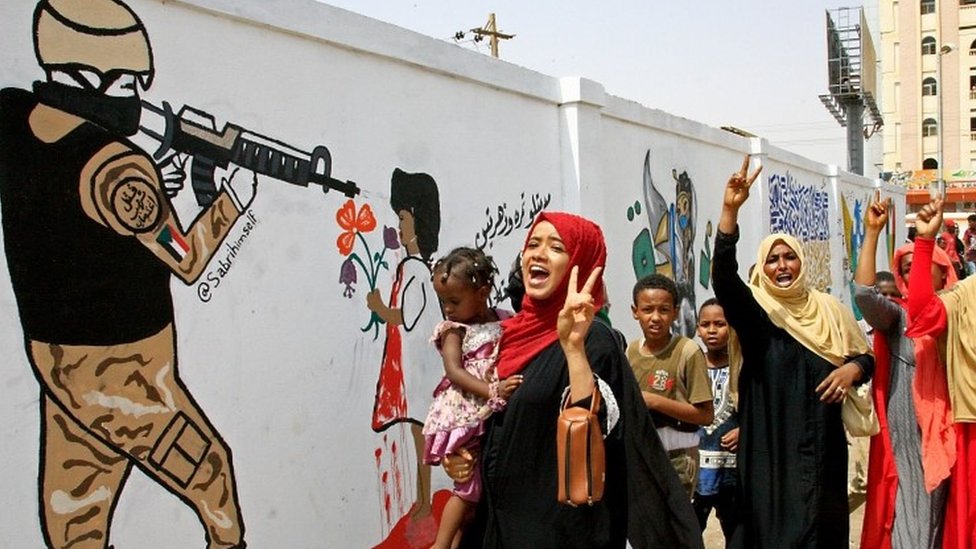 Демонстранты празднуют в Хартуме после того, как военные правители и лидеры протеста подписали конституционную декларацию, открывающую путь к переходному соглашению, 4 августа