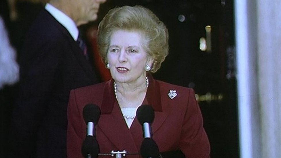 Маргарет Тэтчер выступает перед Даунинг-стрит в свой последний день на посту премьер-министра