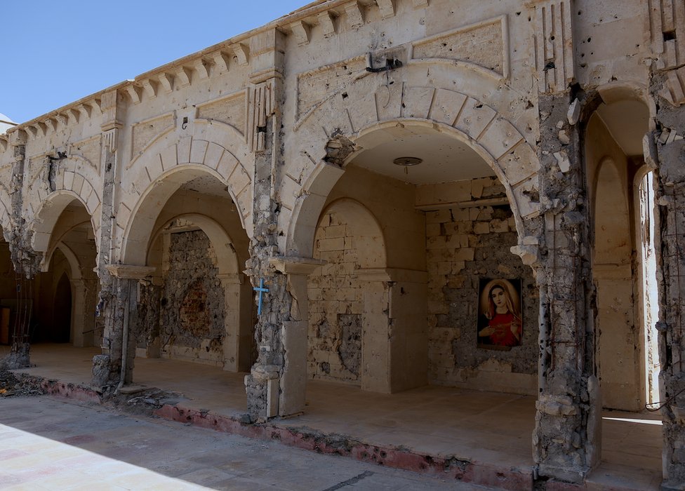 La iglesia Católica de Qaraqosh, profanada por EI. Courtyard of the Church of the Immaculate Conception, Qaraqosh