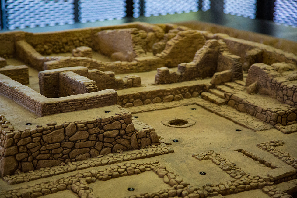 Maqueta de las ruinas de la civilización tartesia en el sitio arqueológico Cancho Roano, en la región de Extremadura, España.