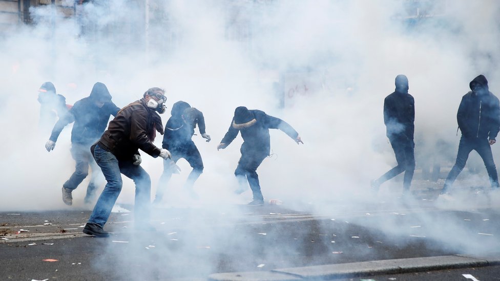 Gas lacrimógeno en París.