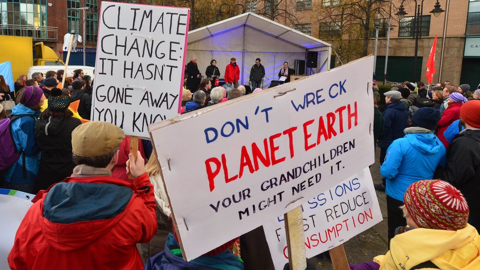 Демонстранты на митинге по изменению климата в Белфасте