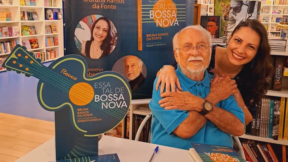 Bruna Ramos da Fonte e Roberto Menescal no lançamento do livro 'Essa Tal de Bossa Nova'