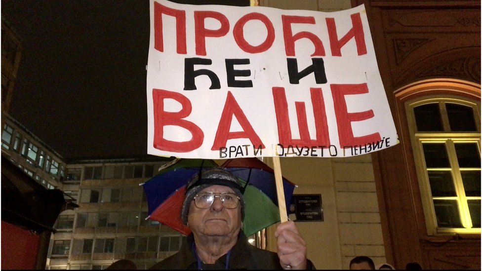 Penzioner sa transparentnom na kome piše "Proći će i vaše, vrati oduzete penzinje"
