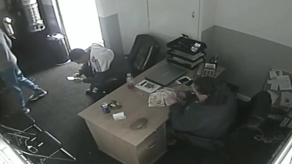 Анжела Коллингборн засняла на камеру видеонаблюдения, где подсчитывала деньги от продажи наркотиков