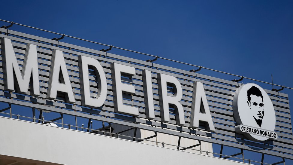 El aeropuerto de Madeira, en Portugal, ahora se llama Cristiano Ronaldo. La marquesina del aeropuerto muestra el retrato de Ronaldo