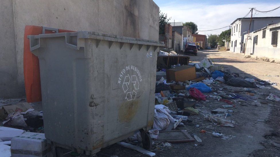Algunas zonas no tienen servicio de recogida de basuras, por lo que se acumula la suciedad y los riesgos para la salud pública. (Foto: BBC Mundo/Enric Botella) Basura (BBCMundo/Enric Botella)