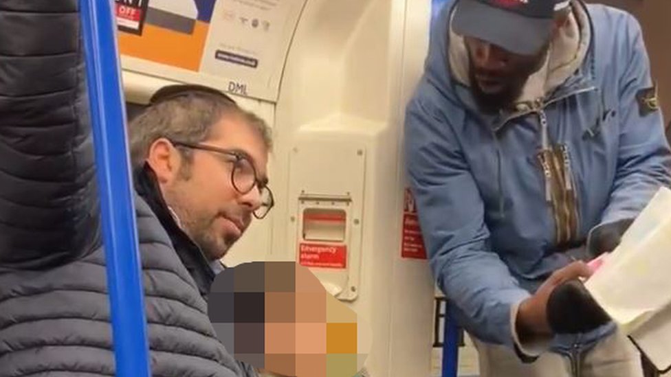 رجلين في مترو لندن