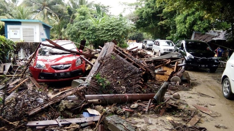 Casas y coches destrozados por el tsunami en Indonesia.