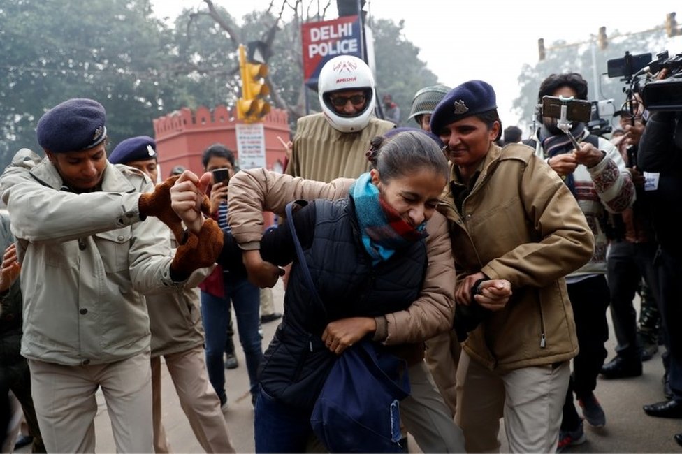 Демонстрант задержан во время акции протеста против нового закона о гражданстве в Дели, Индия, 19 декабря 2019 года.