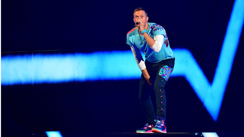 Фотография Криса Мартина из Coldplay, выступающего на церемонии вручения премии Brit Awards, Лондон, Великобритания, датирована 22 февраля 2017 года.