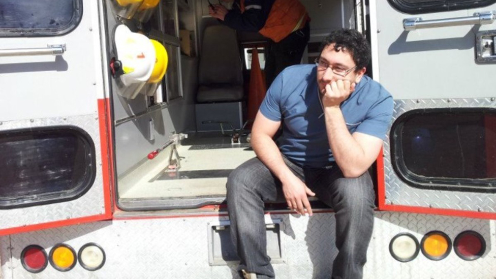 Daniel Gatica sentado em uma ambulância