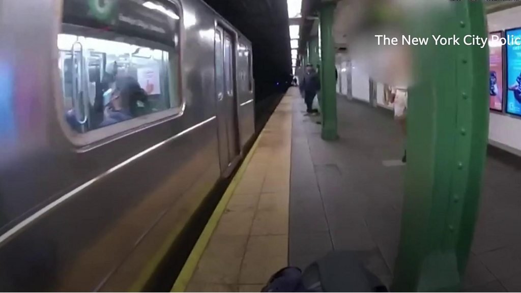 New York: Man rescued seconds before incoming train