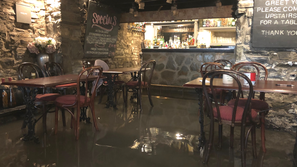 Внезапное наводнение в ресторане Little Italy, Аберистуит