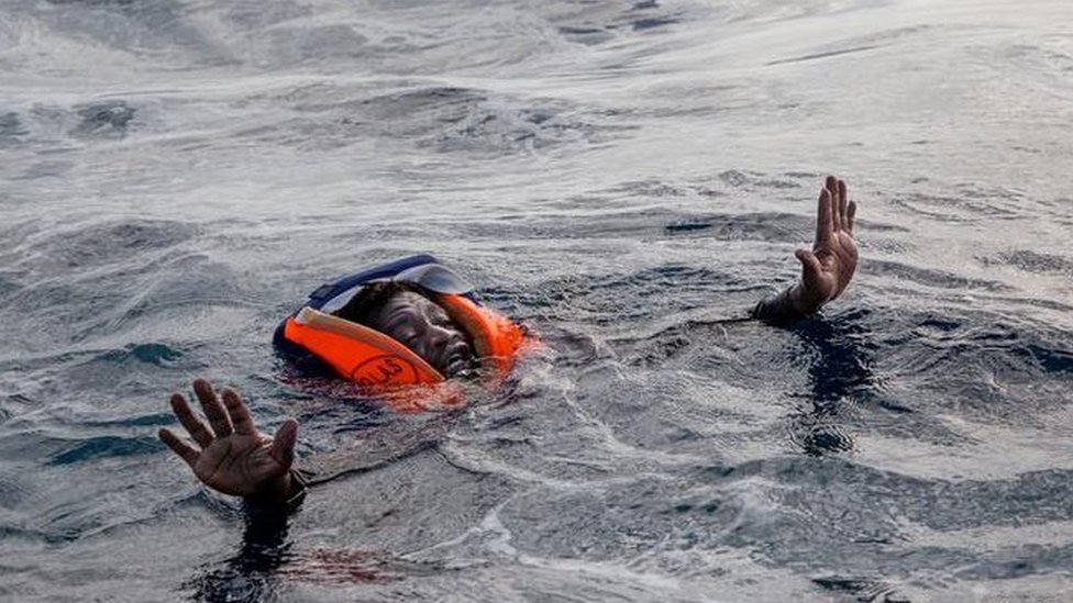 أحد المهاجرين على وشك الغرق في البحر المتوسط قبل أن يتم إنقاذه
