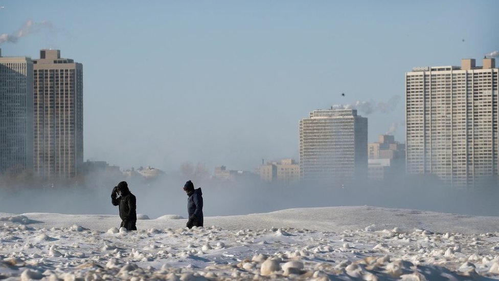 Dos personas caminando en un paisaje congelado Dos personas caminando en un paisaje congelado