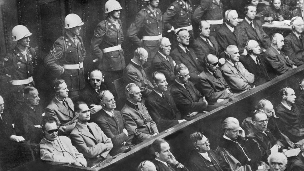 Juicio de Núremberg. Abajo a la izquierda, de lentes oscuros, está Hermann Göring, seguido de Rudolf Hess
