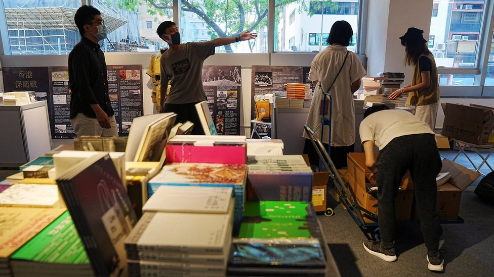 「香港人書展」策展人員在布置場地（13/7/2022）