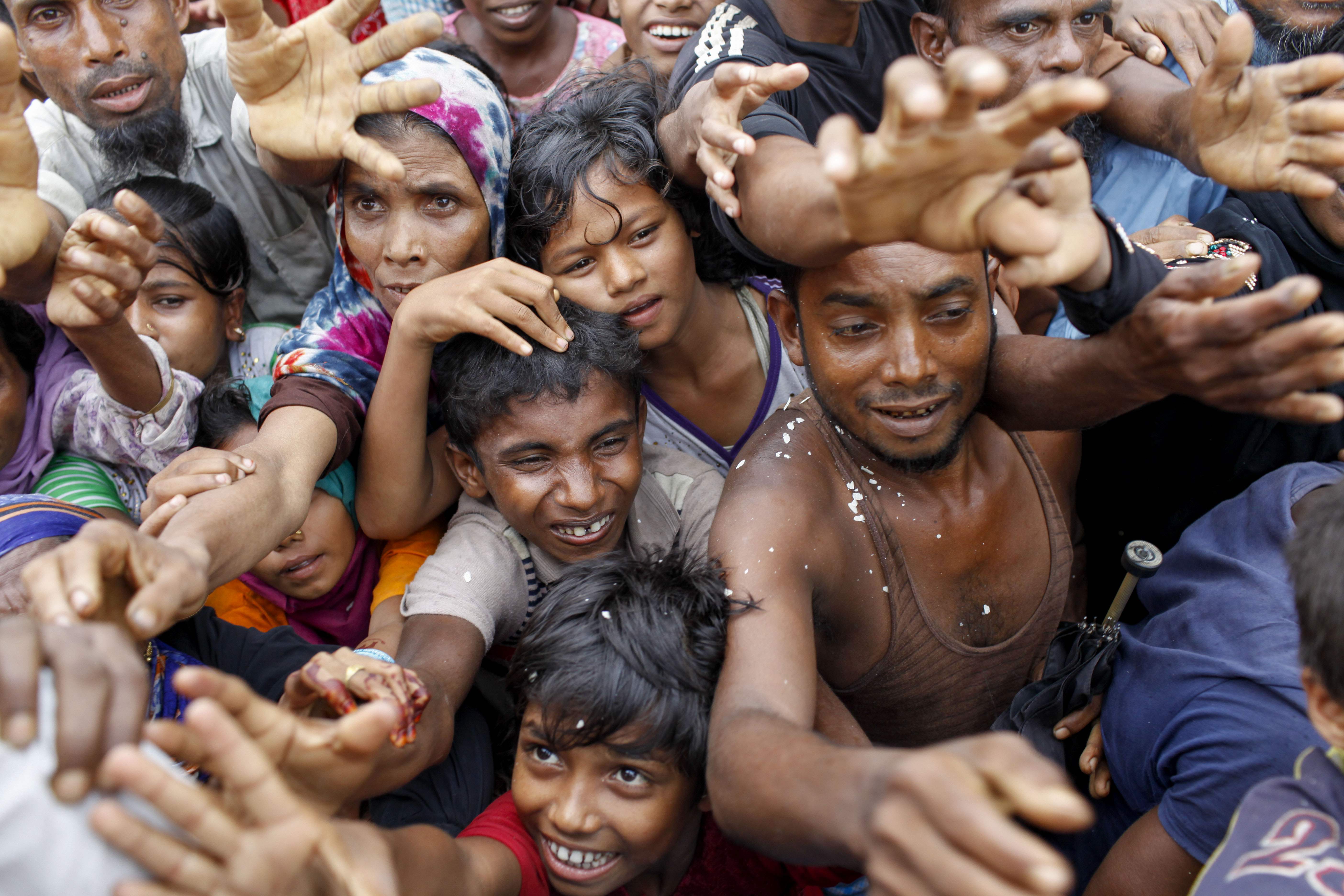 La ONU ha pedido a Bangladesh que abra la frontera y reciba a los rohingyas. Rohingyas huidos de Myanmar en Bangladesh