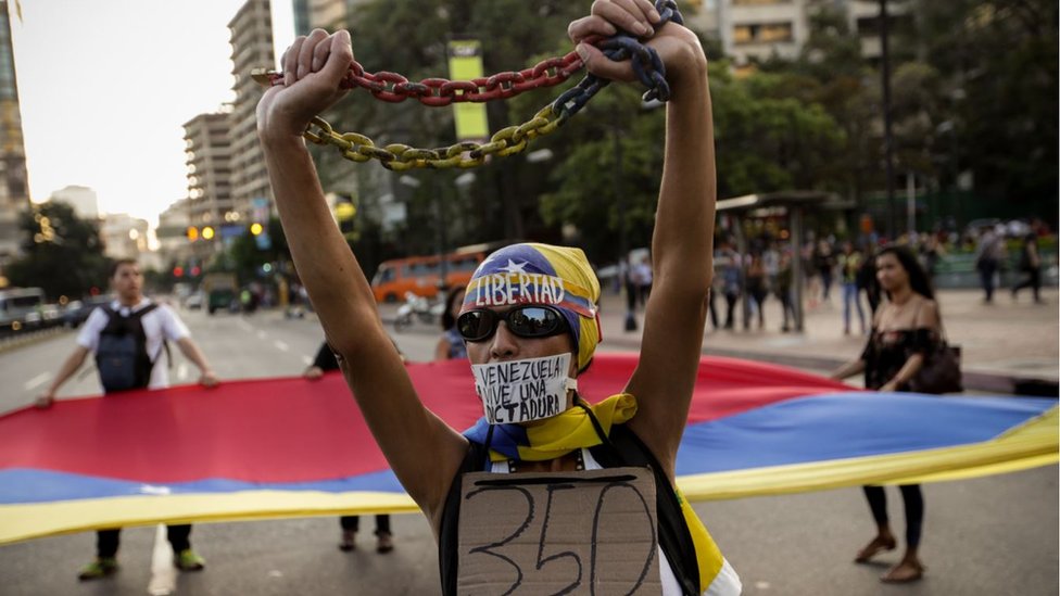 El viernes y el sábado se llevaron a cabo movilizaciones en Caracas contra las sentencias del TSJ. Un manifestante
