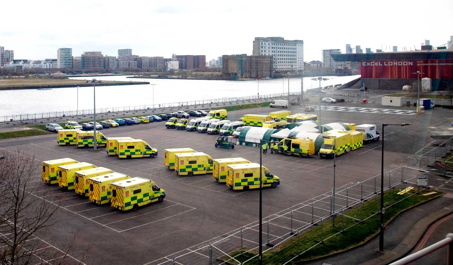 Машины скорой помощи припаркованы возле больницы NHS Nightingale