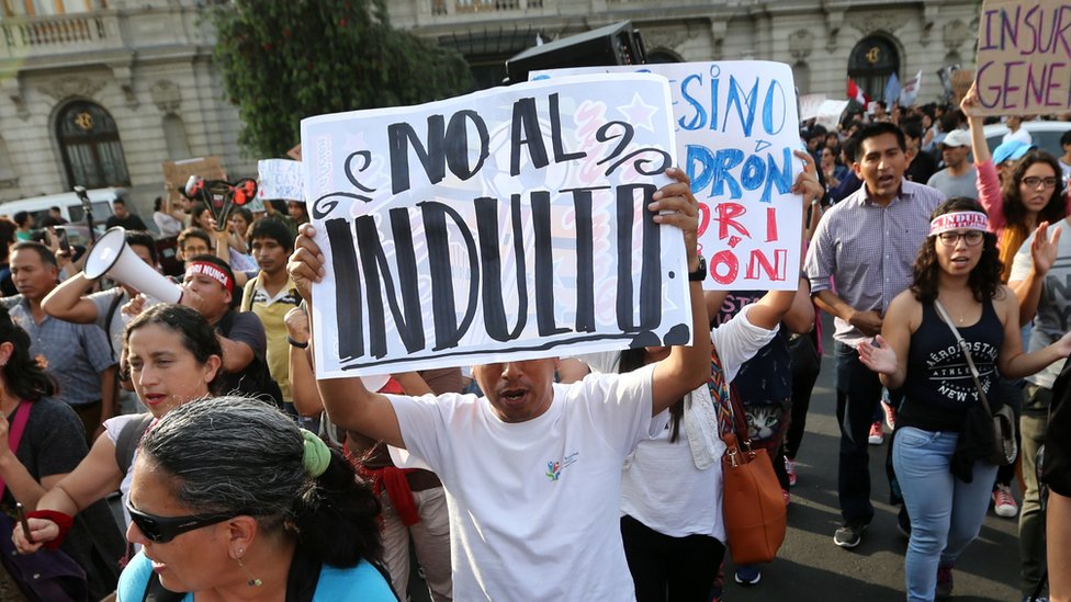 Un sector de peruanos pide que se revierta el indulto. Manifestantes con una pancarta que dice "No al indulto".