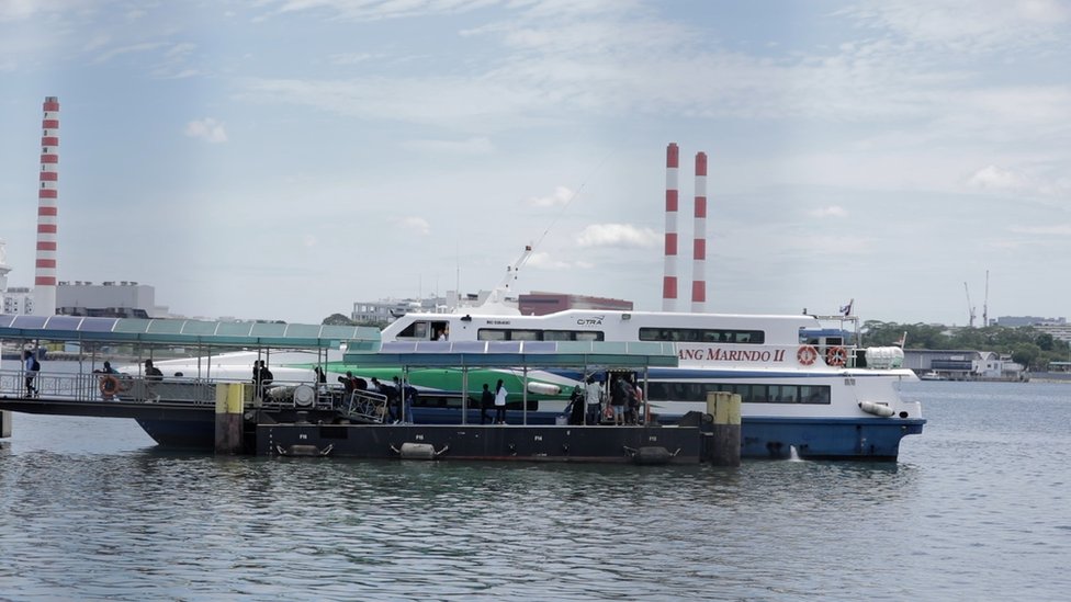 Kapal feri bersandar di Pelabuhan Stulang, Johor Bahru, Malaysia.