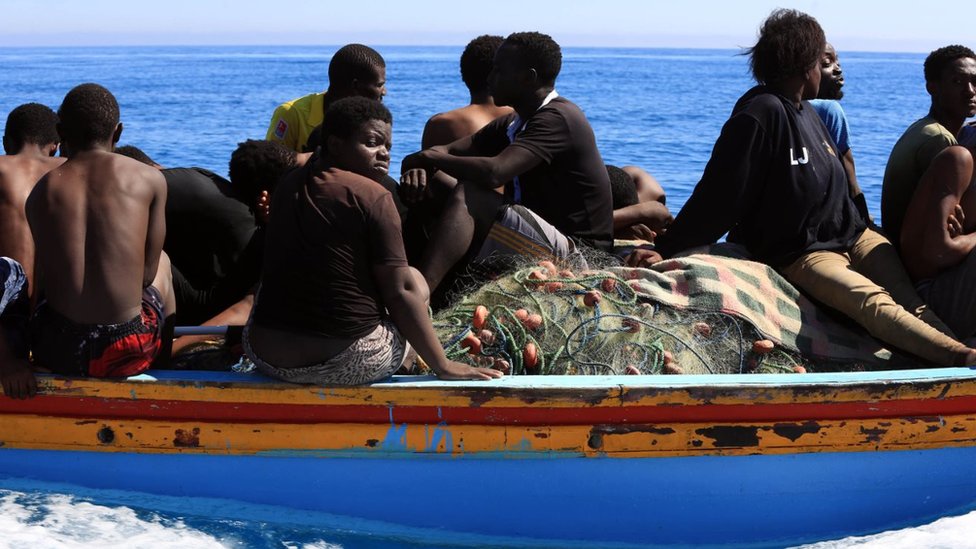 Ливийская береговая охрана помогает спасти нелегальных иммигрантов, пытающихся добраться до Европы у прибрежного города Гуарабули, в 60 километрах (36 милях) к востоку от столицы, 8 июля 2017 г.