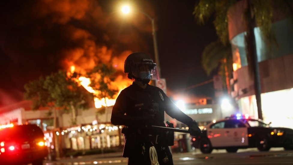 Полиция развернута как пожар в Лос-Анджелесе, где действует комендантский час