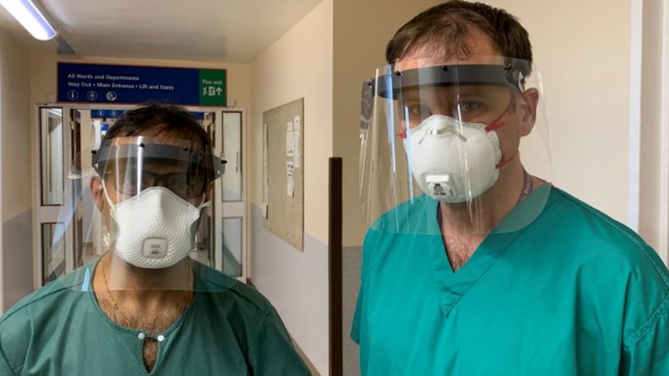 Два врача в масках для лица