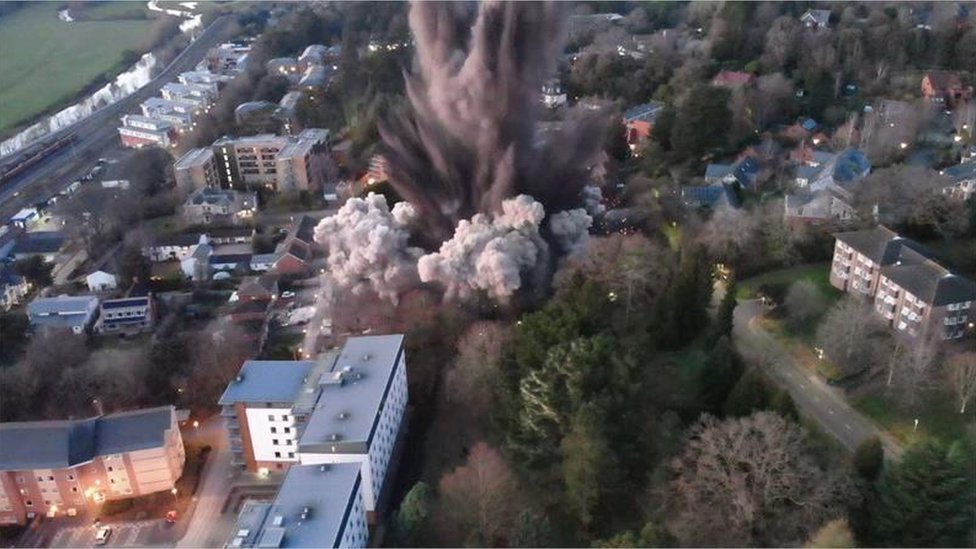  Tako zgleda  cca 1000kg WW&quot; bombe, ko se  zaščiti okolica preden se detonira, no poizkuša preprečit.