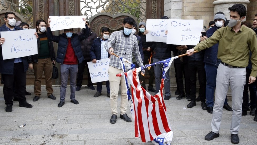 有伊朗學生在首都德黑蘭燃燒美國國旗表達對襲擊的憤怒。(photo:EBCTW)