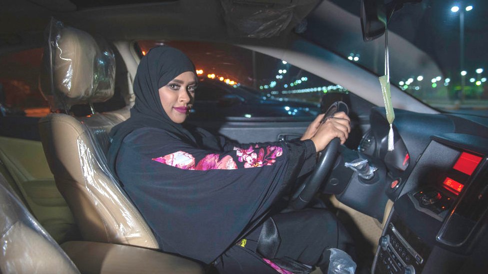 Mujer saudita conduciendo auto