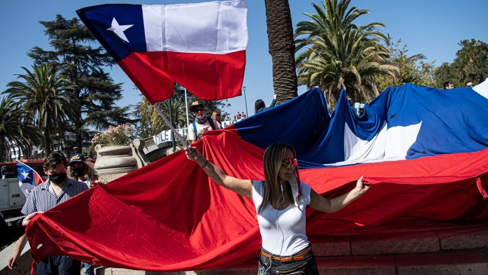 Mujer con banderas de Chile.