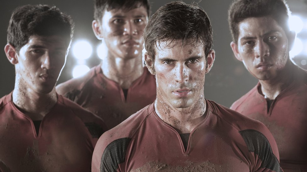 En general los problemas hormonales suelen manifestarse en la segunda mitad de la vida. Cuatro deportistas mirando a la cámara